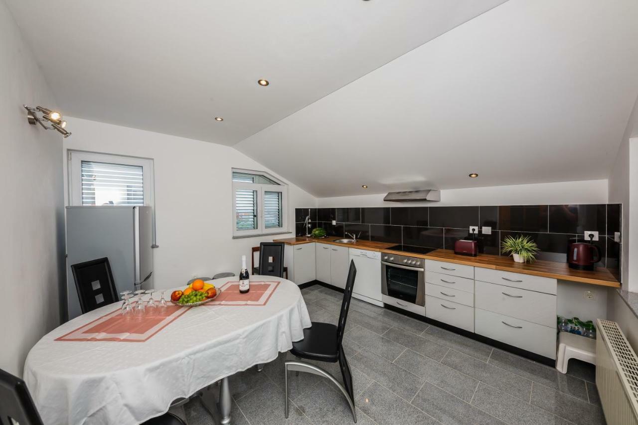 Apartman Lucija Kastela Ngoại thất bức ảnh