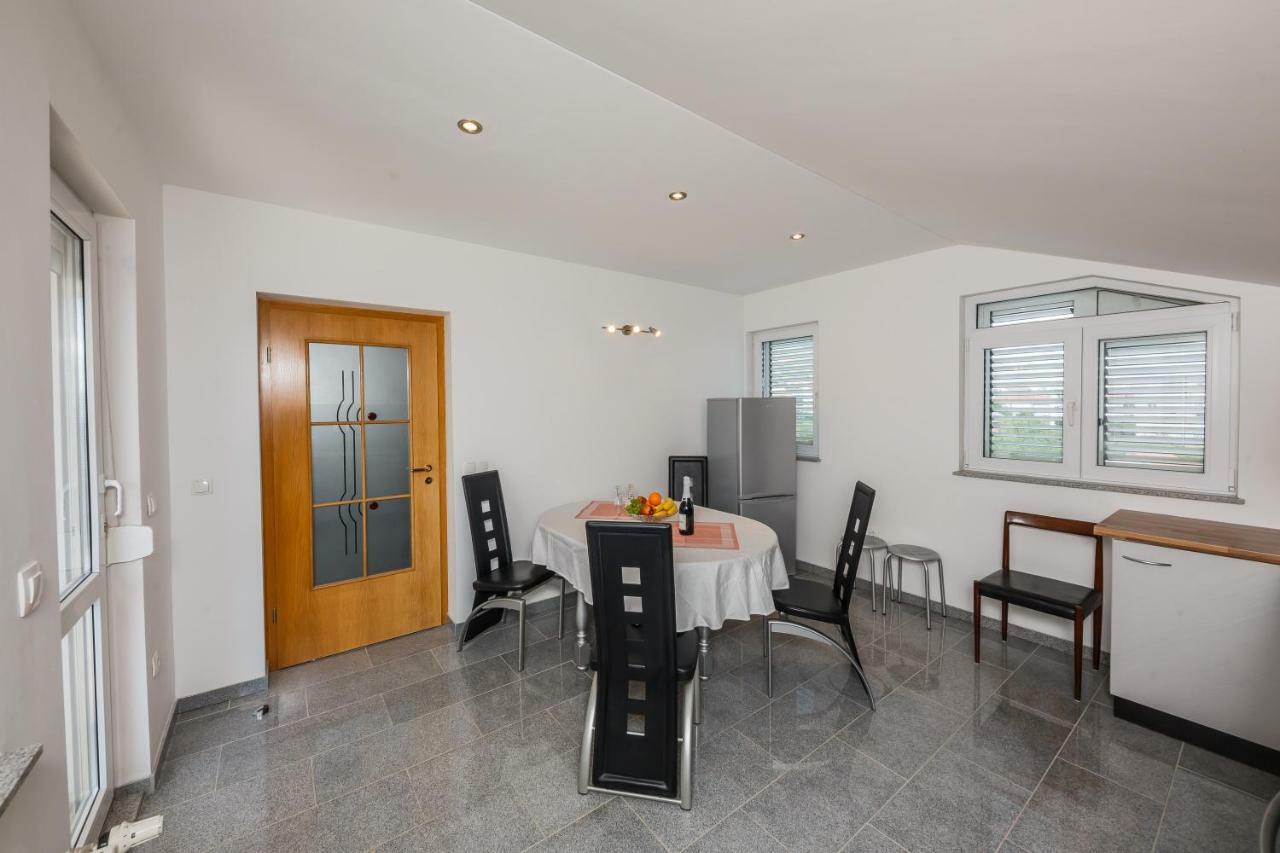 Apartman Lucija Kastela Ngoại thất bức ảnh