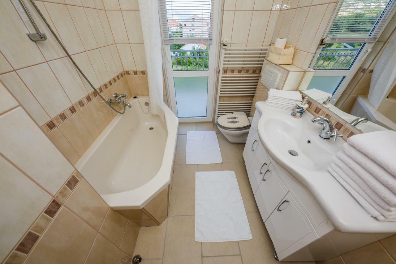 Apartman Lucija Kastela Ngoại thất bức ảnh