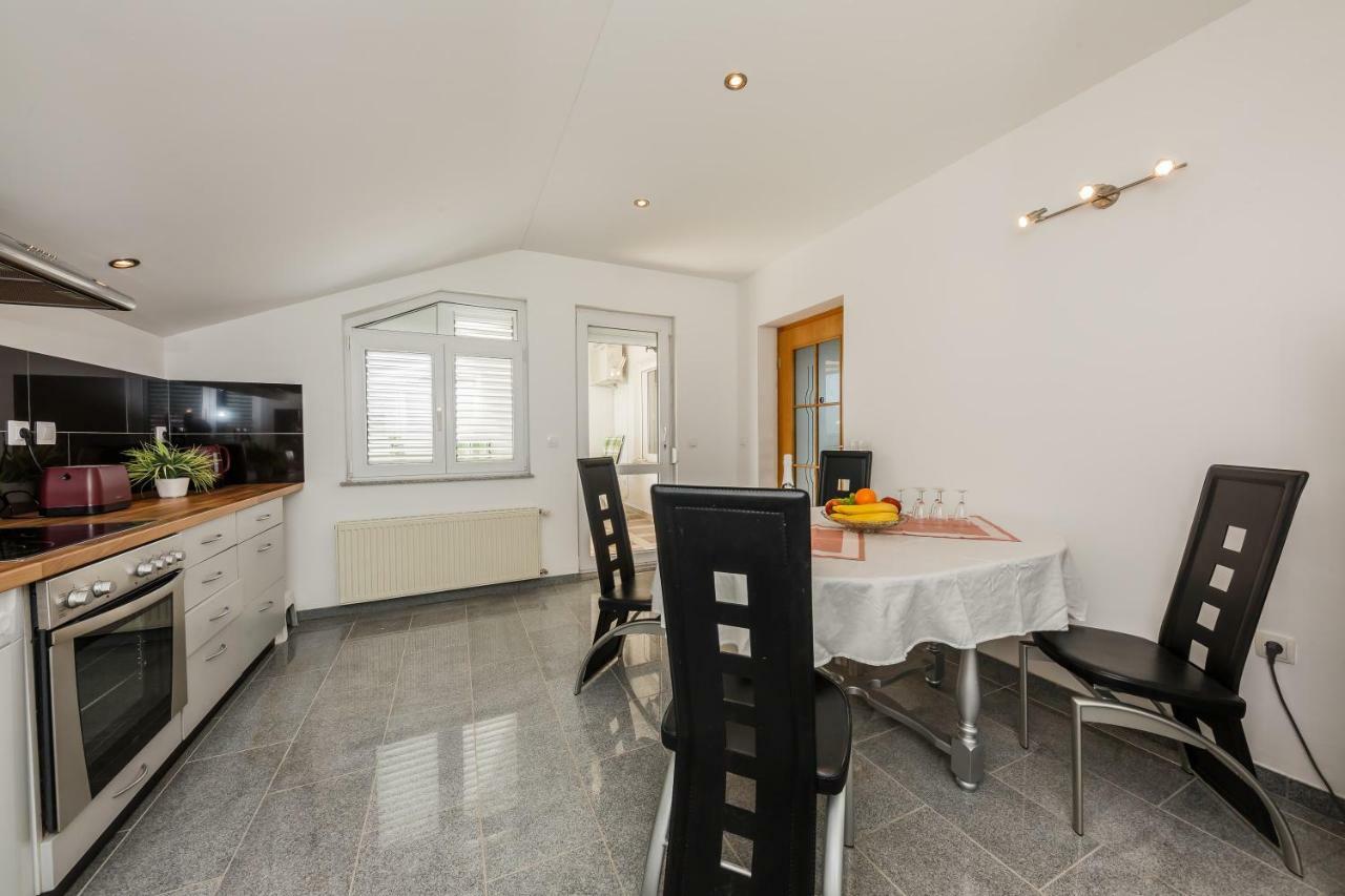 Apartman Lucija Kastela Ngoại thất bức ảnh