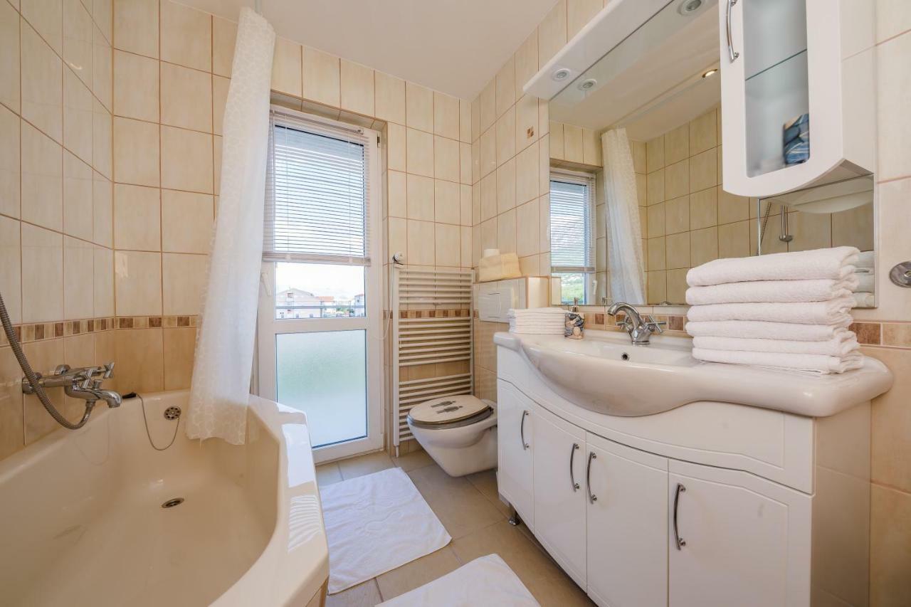Apartman Lucija Kastela Ngoại thất bức ảnh