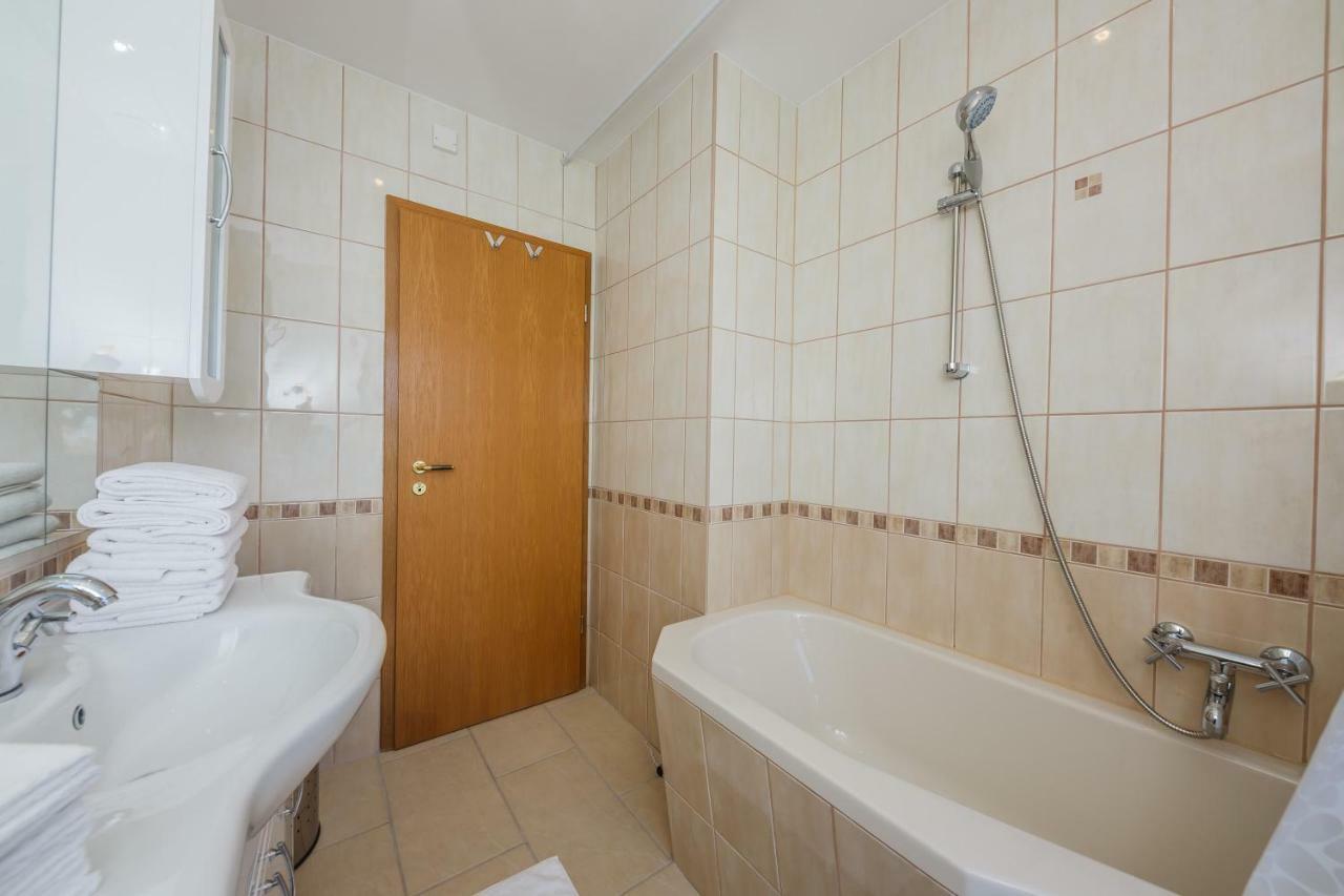 Apartman Lucija Kastela Ngoại thất bức ảnh